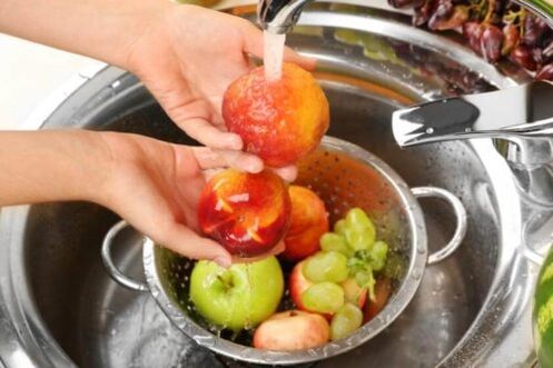 Mencuci buah-buahan untuk mengelakkan munculnya parasit di dalam badan