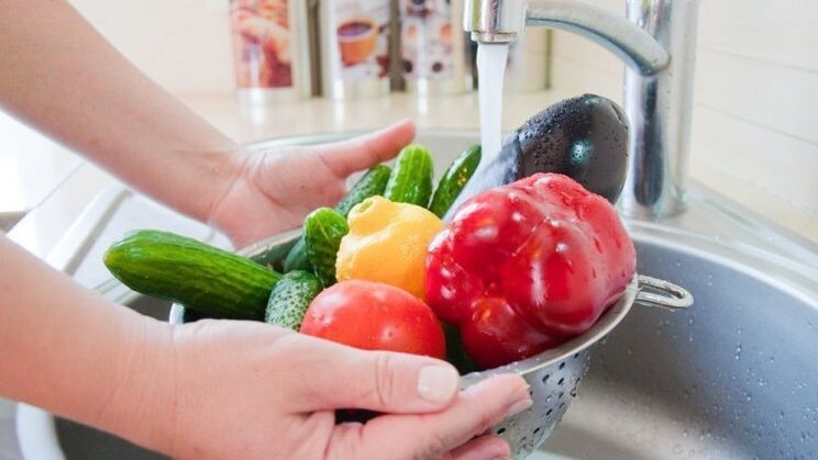 Mencuci sayur dan buah sebagai langkah pencegahan terhadap parasit